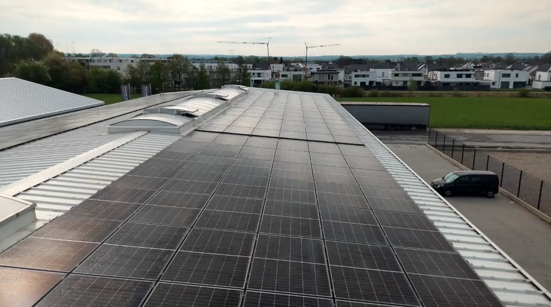 Fertig installierte Photovoltaik-Anlage von NRG solutions auf einem Hausdach in Ostwestfalen-Lippe